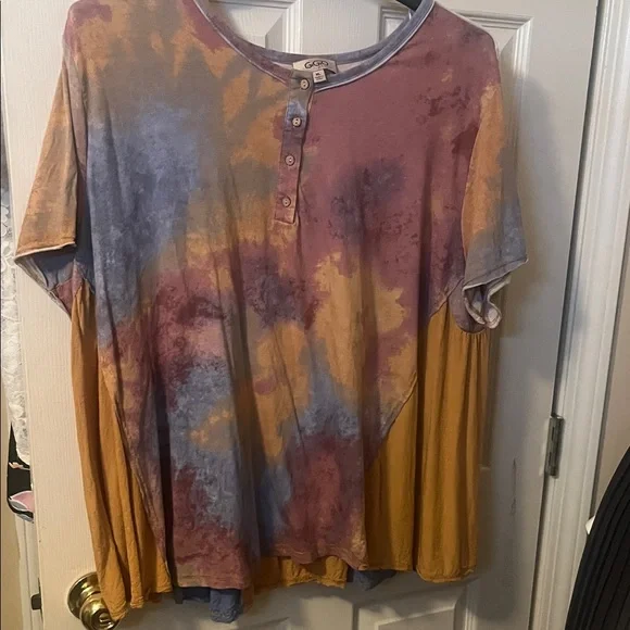 Colorful Short Sleeve Women's Top - Picture 3 of 6